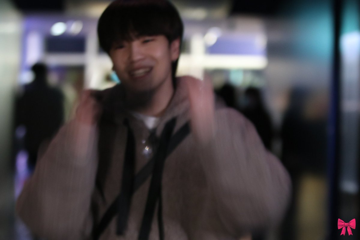_dS2n's tweet photo. 이러고 민망한지 마스크로 눈코입 다 가리심 ㅋㅋㅋ
흔쾌히 카메라 봐주셔서 무한 감동 무한 감사 https://t.co/oa9w8Csbbv
