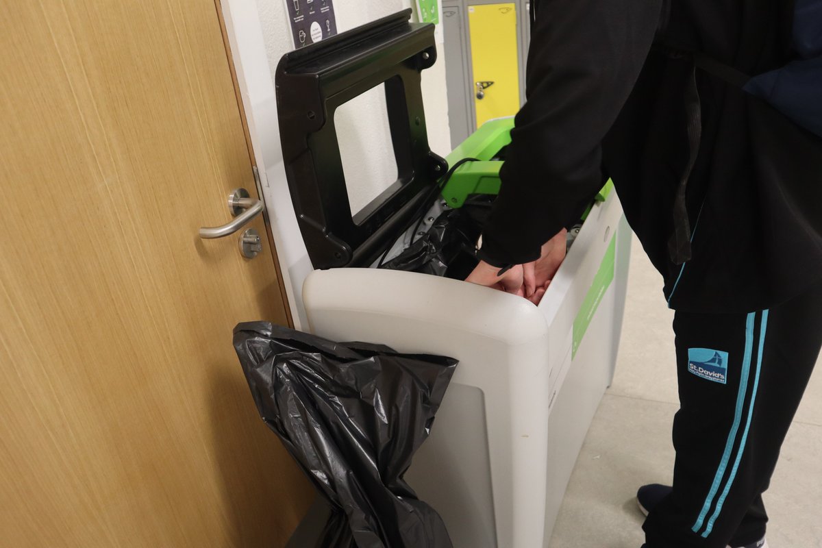 StDavidsGreenS1's tweet photo. Today the bin's sub committee continued with the emptying out of the bins around the school. Just a reminder to everyone to continue recycling in school and at home.
#Recycle4Life #GoGreenOrGoHome #StDavidsGS https://t.co/a8tML0FIuU