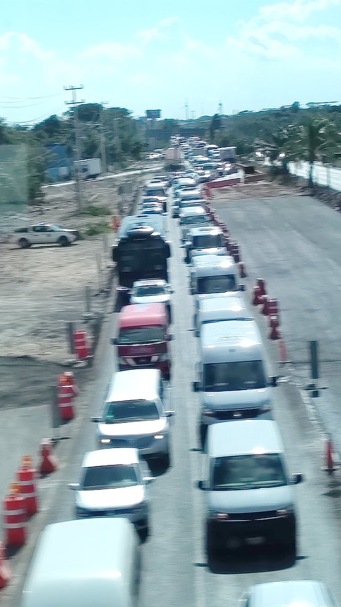 movimientoTOUR's tweet photo. Hacemos un llamado al director de @TransitoBJ para que nos ayude a solucionar el conflicto vial que se presenta debajo del trébol y que llega hasta más allá del Moon Palace. La solución es cerrar el acceso al puente hacia al aeropuerto y que todos usen glorieta Fonatur.@anapatyp https://t.co/d3nJQm1V3I