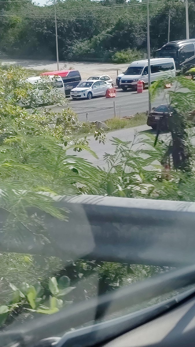 movimientoTOUR's tweet photo. Hacemos un llamado al director de @TransitoBJ para que nos ayude a solucionar el conflicto vial que se presenta debajo del trébol y que llega hasta más allá del Moon Palace. La solución es cerrar el acceso al puente hacia al aeropuerto y que todos usen glorieta Fonatur.@anapatyp https://t.co/d3nJQm1V3I