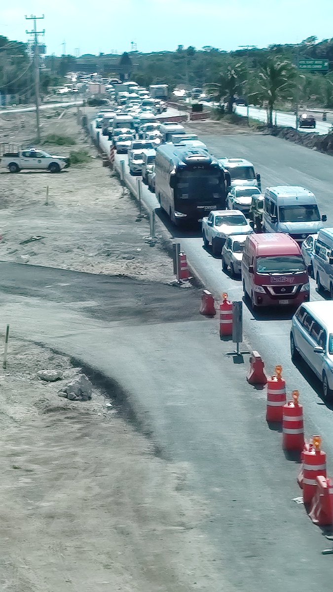 movimientoTOUR's tweet photo. Hacemos un llamado al director de @TransitoBJ para que nos ayude a solucionar el conflicto vial que se presenta debajo del trébol y que llega hasta más allá del Moon Palace. La solución es cerrar el acceso al puente hacia al aeropuerto y que todos usen glorieta Fonatur.@anapatyp https://t.co/d3nJQm1V3I