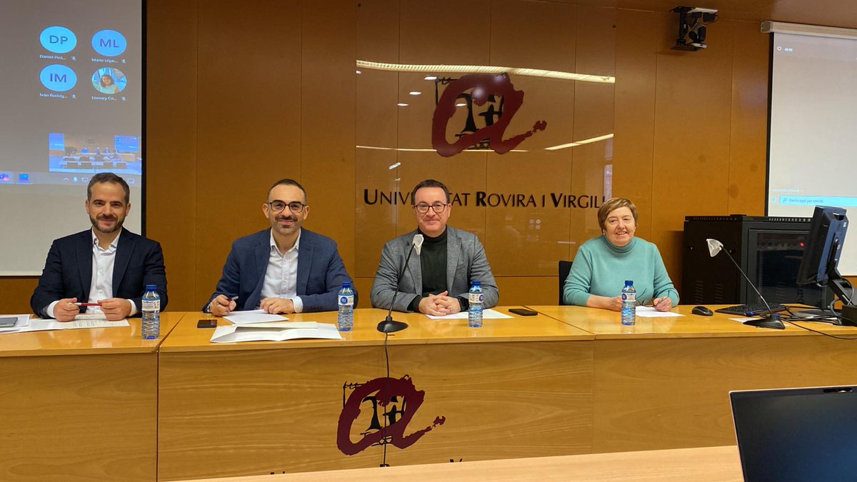 hispanagrama's tweet photo. Inauguración del II Workshop Hispanagrama, en la @universitatURV. De derecha a izquierda: María Bargalló, @janmoreno_tgn, @zam_alfonso y @etmontoro https://t.co/Ug1cFyRzWL