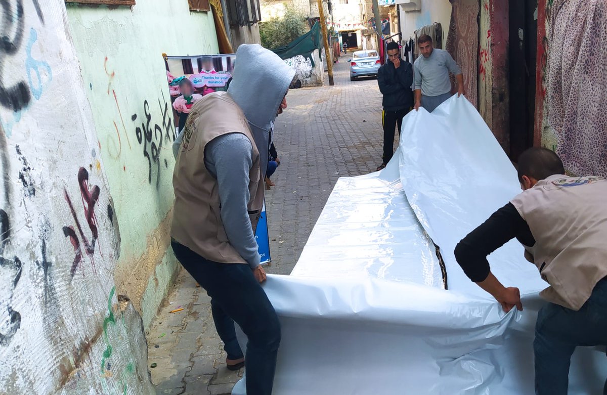 ALfdeela_Gaza's tweet photo. Part 1 of the project done https://t.co/FfTnFhvaU3
Where the association covered the homes of poor families with a nylon sheet to prevent rain water from entering their homes https://t.co/Epx0b7TZLW