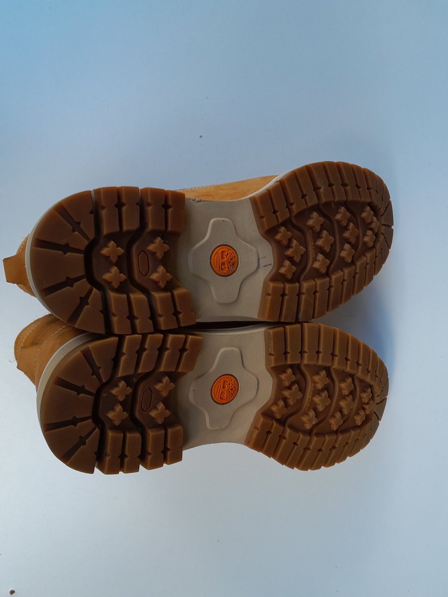 OmugaBash's tweet photo. Am selling this thrifed(Mtumba) Timberland at 20,000 shillings.  Retweet widely my client might be on your TL call or watsApp 0720743105. Location mumbai building gikomba .@Osama_otero @Kotsocha_ke @osoroKE @Dreymwangi @itsMJ_Ke https://t.co/qVQ27GTk6P