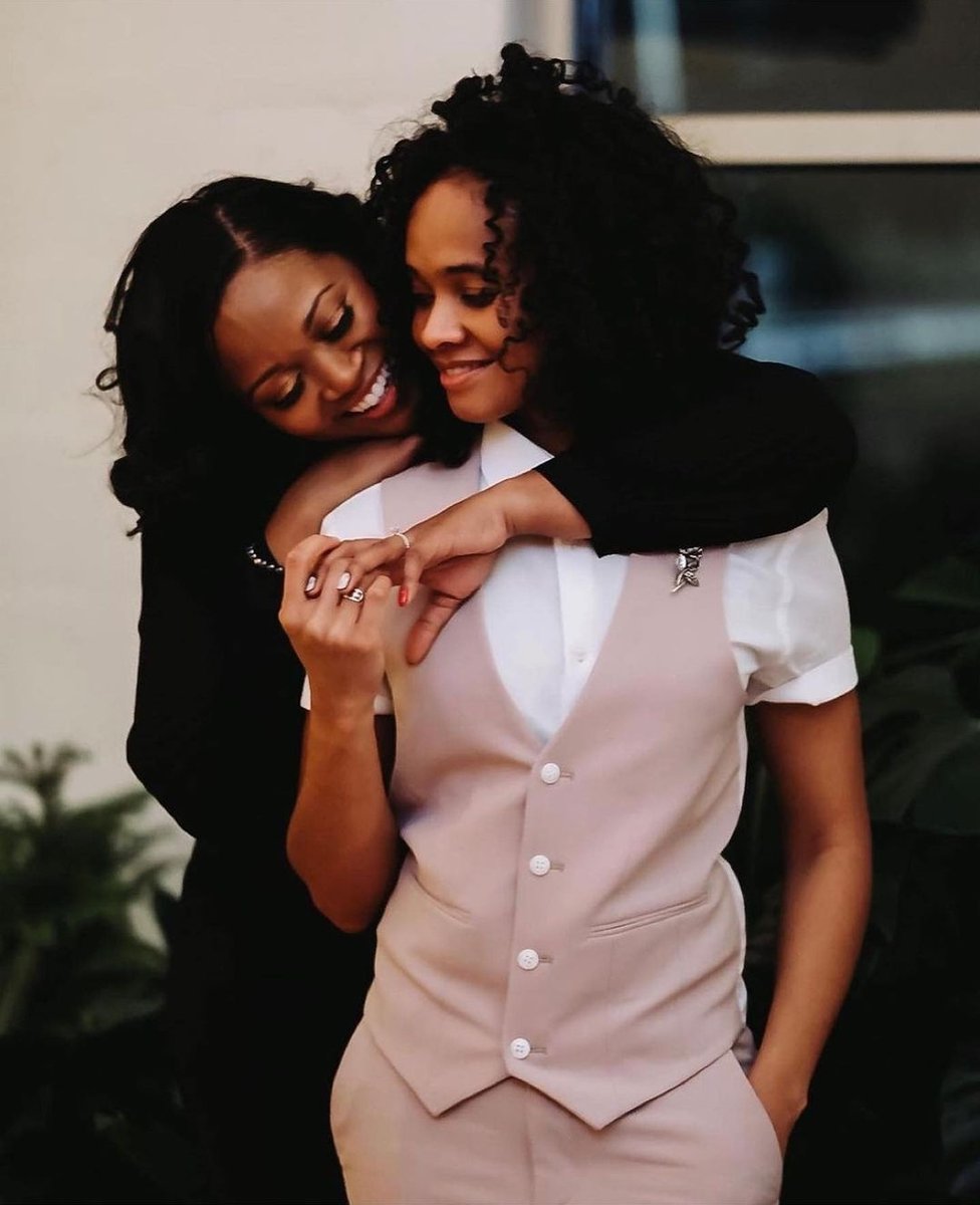 HOLAAfrica's tweet photo. #HOLAAthreadz: Finding that eternal love is magical. Here is a bunch of queer photos to bless your timelines.
Thread via: @BrideNavy
🤎🤎🤎🤎
#Queer #Love #LoveIsLove #LGBTQ https://t.co/tNRvlq5KEK