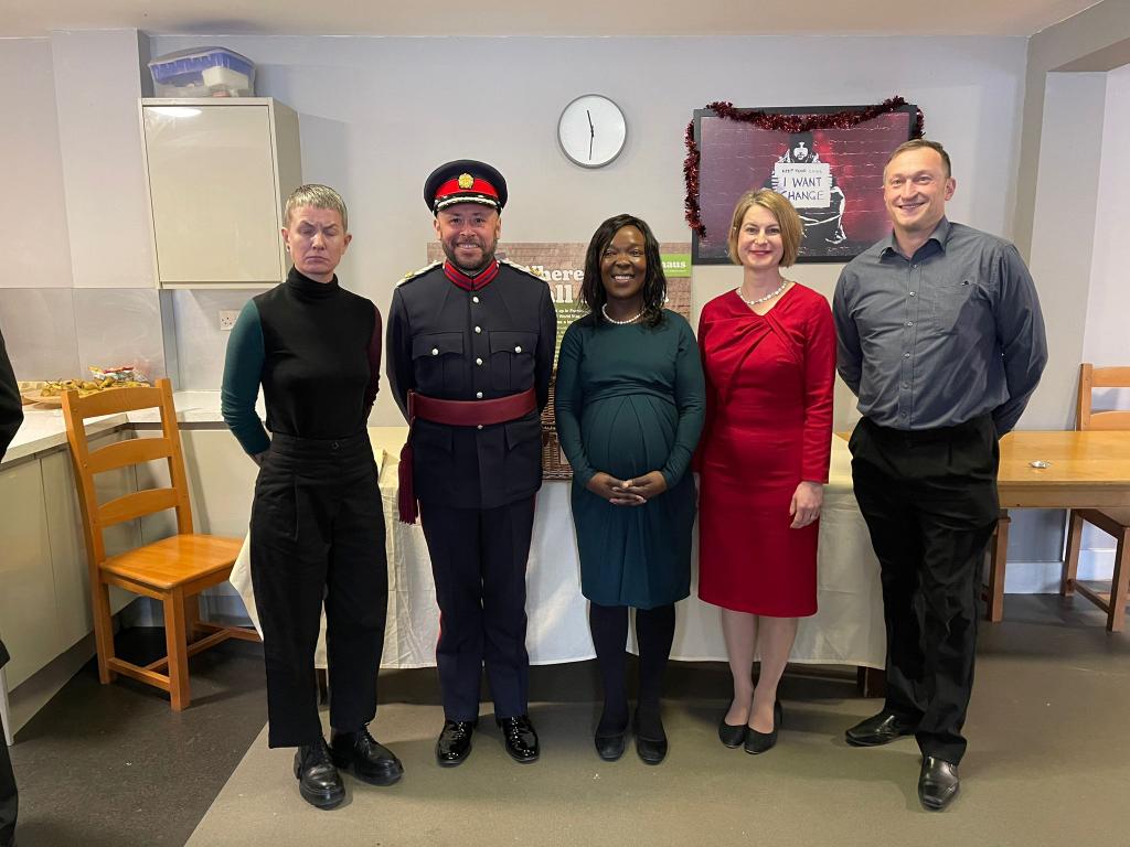 mia_kaye's tweet photo. Visiting @EmmausUK today and it was an honour to meet the Queen Consort, a patron of the charity, to see their amazing work in supporting people out of homelessness... Steep learning curve on the curtesy especially when 8.5 months pregnant! https://t.co/DXZQKS8R3T