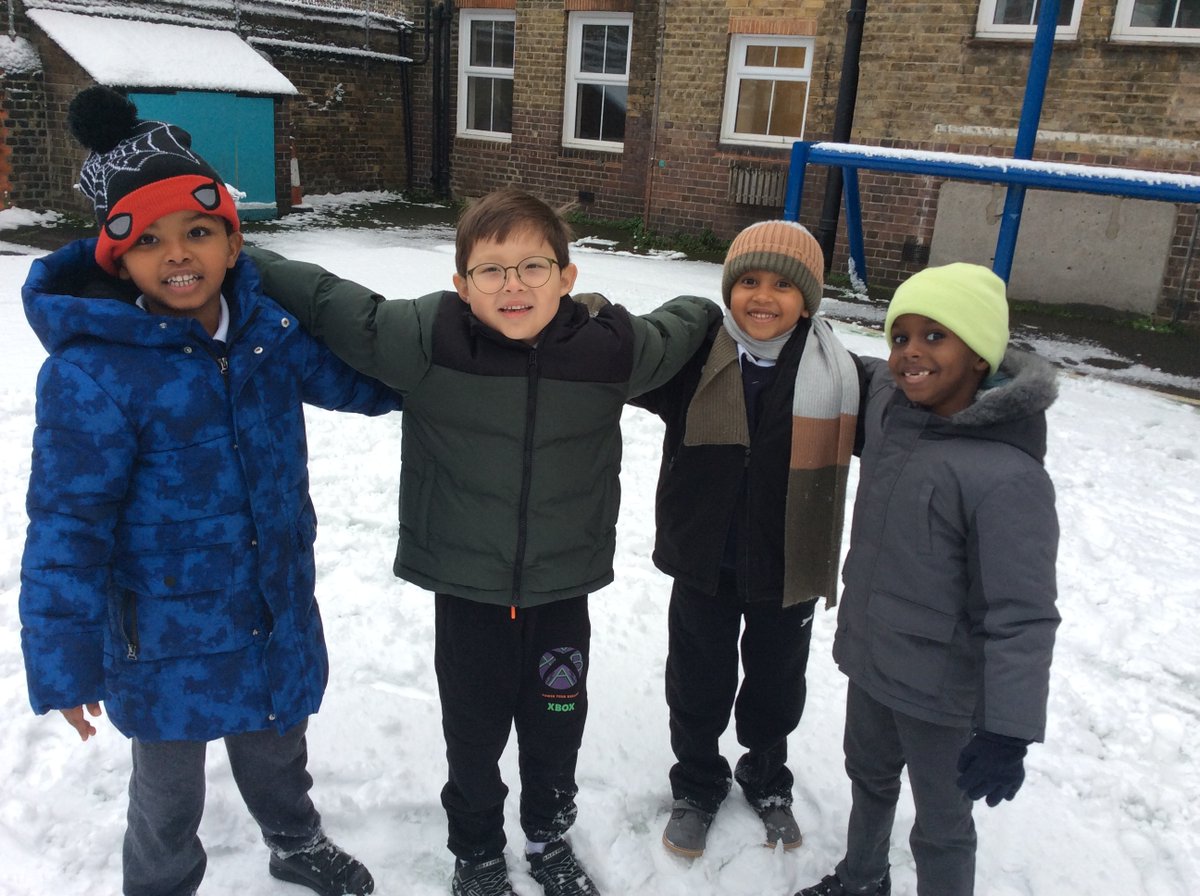 falconbrookSW11's tweet photo. Year 1 enjoying the snow yesterday! #snowday #Funatfalconbrook https://t.co/Rx5asGRusC