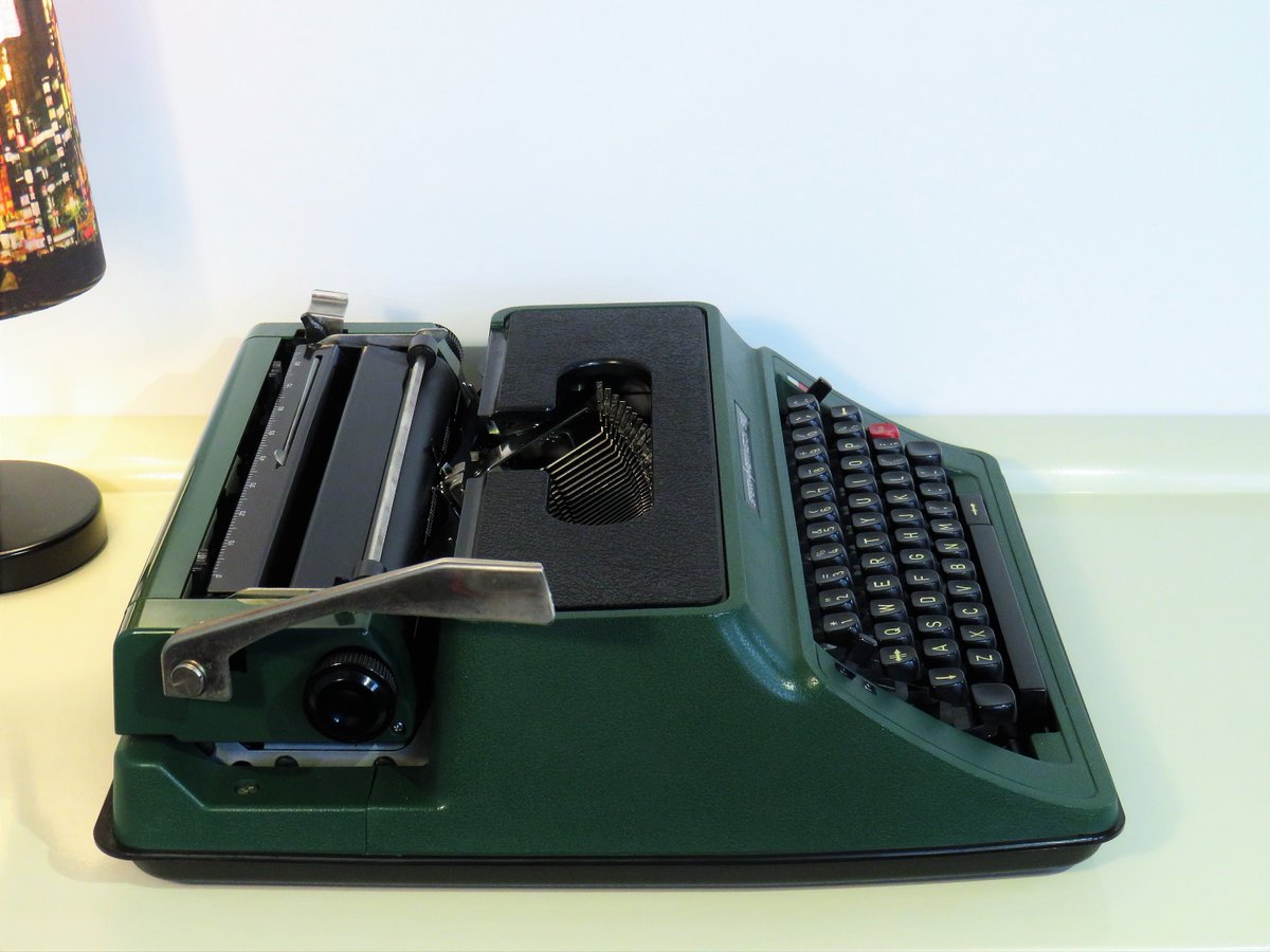 MaLanterne's tweet photo. Vintage Typewriter, Typewriter Sperry Remington 810, Working Portable Typewriter, Dark Green, Forest Green Color, Vintage Office, Retro 70s https://t.co/4EGf6m4yKP #Backtoschool #Fashion #CHRISTMAS #Antiques #Typewriter #Vintage #SpringHomeDecor https://t.co/k8GHQRvtJn