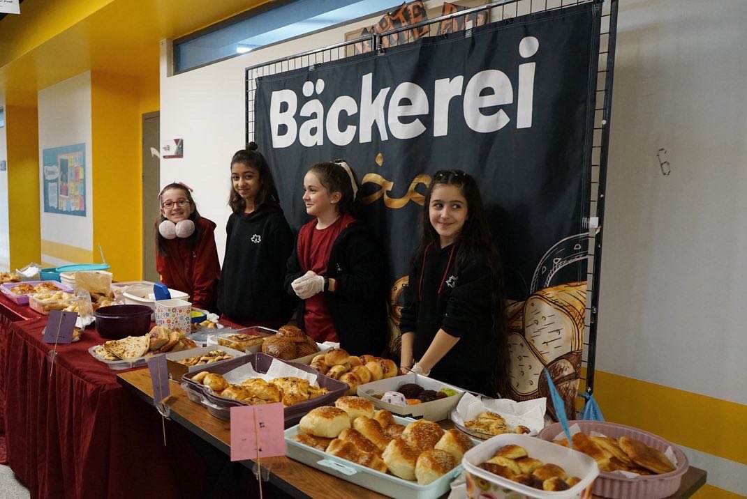 2’nci yabancı dil programımız kapsamında Ankara Çözüm Koleji öğrencilerimiz “Alışveriş Sokağı” etkinliği gerçekleştirdi.

Almanca ve Arapça diyaloglar kurarak alışveriş yaptı. 

Alışveriş Sokağı etkinliği ile toplumsal gücün sağlanmasında manevi değerlerin önemi aktarıldı.