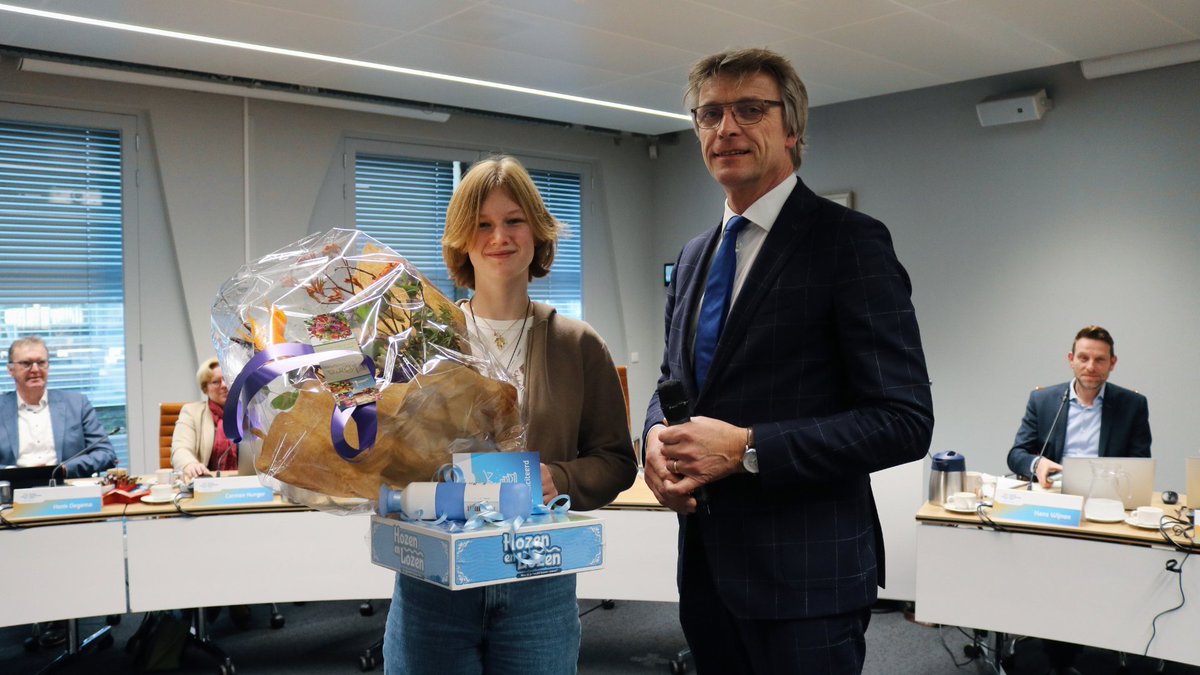 Nikki Bakker uit #Staphorst is onze nieuwe #jeugdbestuurder! 🥳 Vanmiddag werd zij tijdens de AB-vergadering officieel geïnstalleerd door dijkgraaf <a href="/DirkSiert/">Dirk-Siert Schoonman</a>. Veel plezier en succes Nikki 💧👍 ! bit.ly/3YhnSkZ <a href="/jeugdwaterschap/">Jeugdwaterschap</a> <a href="/waterschappen/">Unie v Waterschappen</a> @ons_water <a href="/G_Staphorst/">Gemeente Staphorst</a>