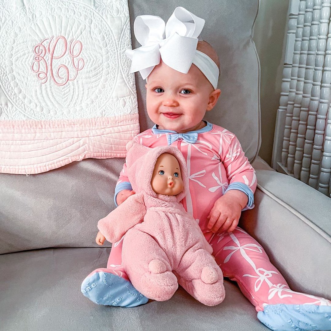 Pink perfection! Thank you @brookebcole for sharing this sweet photo of your baby girl and her baby doll!

#madamealexander
#babydolls
#holidaygifts