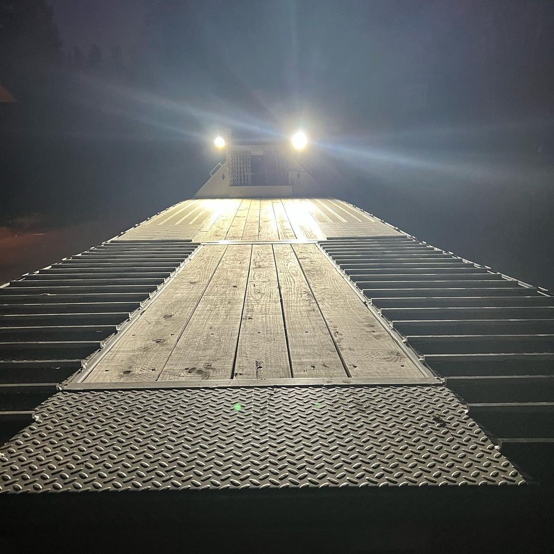 DCtrailers's tweet photo. Check out the floodlights on this bad boy! 👏 "When it gets dark early, and there's still work to do," We got you this #TrailerTuesday, Jared! 😎 #DCTrailers #DoWork #OntheGrind https://t.co/25KplPwPRU
