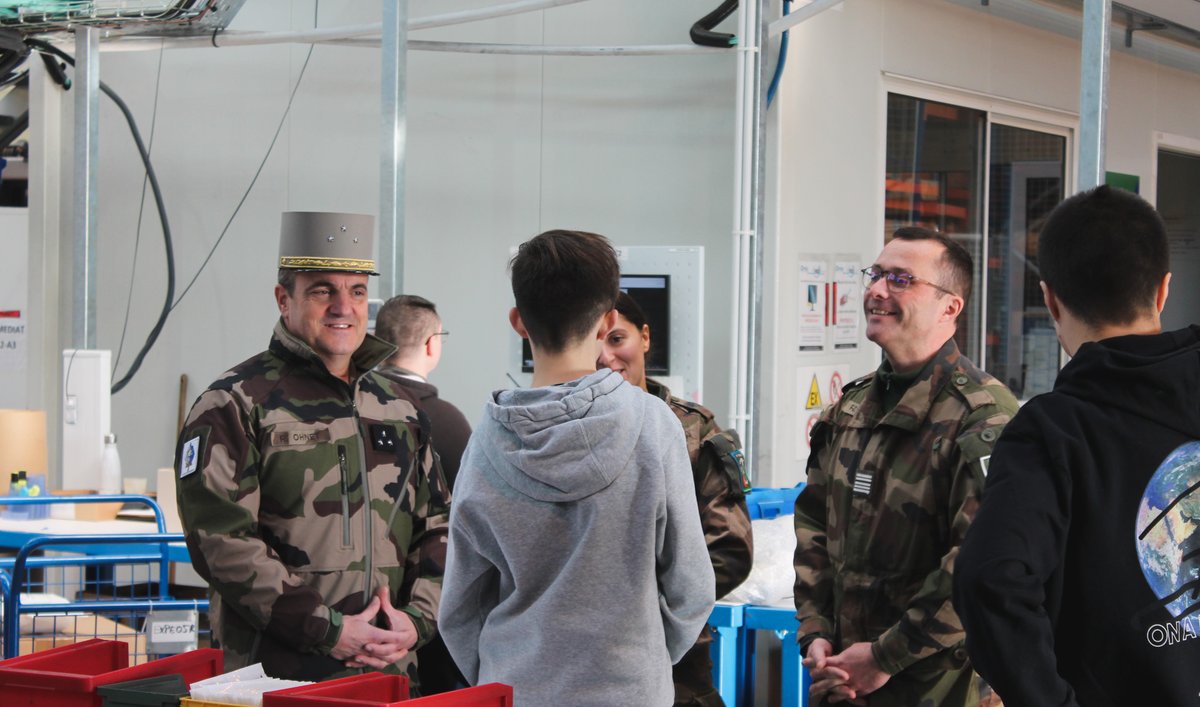 CDC_8eRMAT's tweet photo. #Visite🇫🇷 de commandement du GDI Ohnet @ComMaintFT 🪖

➡️Présentation des capacités, évaluation de la performance du régiment dans les domaines opérationnel &amp; technique, rencontre &amp; échanges avec les personnels.

#CohésionDéfense @armeedeterre @Armees_Gouv @armeeszne @MCO_Terre https://t.co/VDavPs9imP