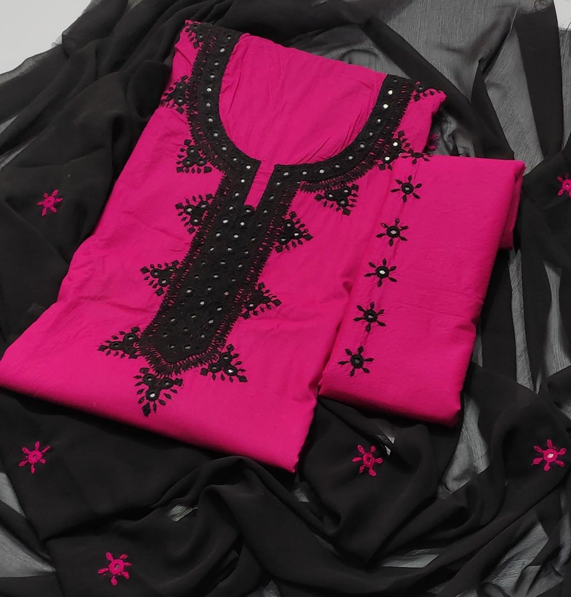 summandar01's tweet photo. #SD_Collection
#NewCollection2022
Sindhi Style Handmade Original Mirror Work Cotton Stuff Shirt & Trouser Along With Mirror Booti Contrast Chiffon Dupatta 3pc Dresses ๐งถ๐
2800/- Delivery Free โค๏ธ COD Available All Pakistan https://t.co/729RDwoTH1