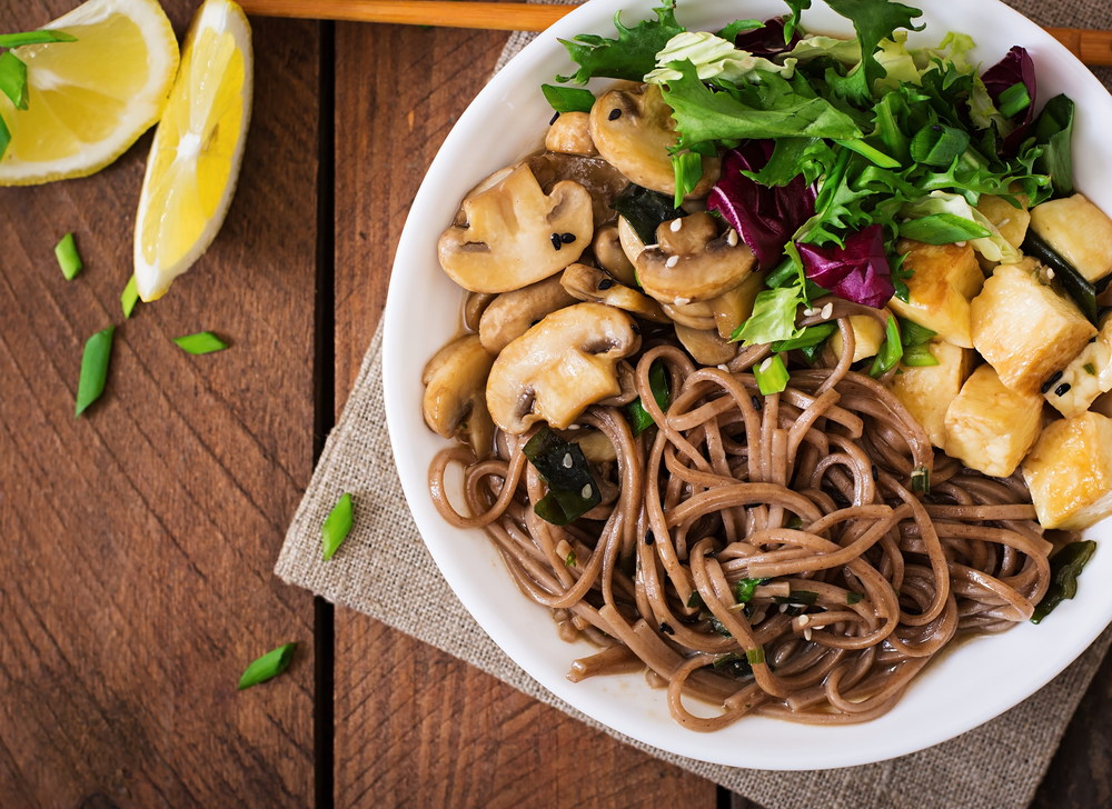 Je kunt soba noedels, die een beetje een nootachtige smaak hebben, koud eten (als basis voor een salade bijvoorbeeld), maar ze zijn ook heerlijk in de soep of in een roerbakgerecht. #mythaitaste #sobanoedels onoffspices.com/soba-noedels.h…