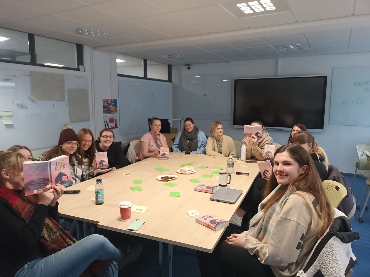 SharonLannie's tweet photo. Our Reading Teachers book group reviewing The Last Bear... and unwrapping The Good Thieves for their Christmas read 📚 xxx https://t.co/NHhAzly1xC