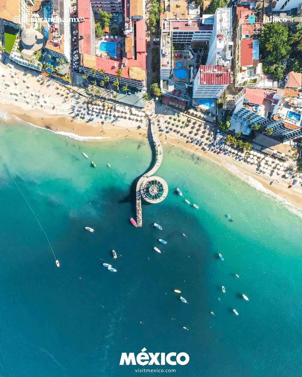 Happiness has several synonyms and beach is our favorite. Would you love a getaway to Playa Los Muertos, one of the most popular destinations in Puerto Vallarta ☀️🐟? 📸 @el.mirandaa.mx #VisitMéxico