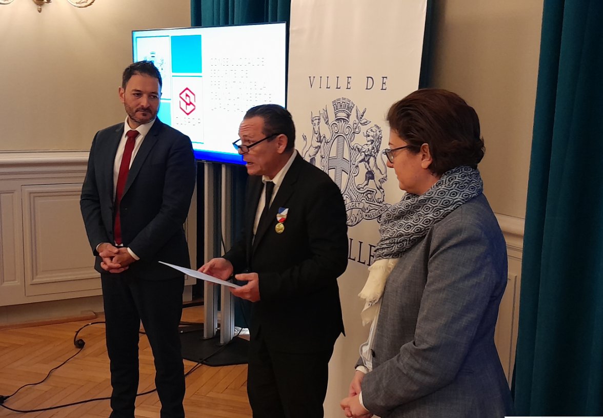 prefpolice13's tweet photo. Ce matin📍à Marseille, conseil local de sécurité et de prévention de la délinquance et de la radicalisation #CLSPDR.
✔️@prefpolice13 a saisi l'occasion pour remettre une médaille au coordonnateur de la ville de Marseille. https://t.co/e0CAuRznJ2