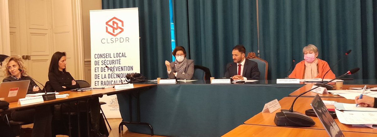 prefpolice13's tweet photo. Ce matin📍à Marseille, conseil local de sécurité et de prévention de la délinquance et de la radicalisation #CLSPDR.
✔️@prefpolice13 a saisi l'occasion pour remettre une médaille au coordonnateur de la ville de Marseille. https://t.co/e0CAuRznJ2