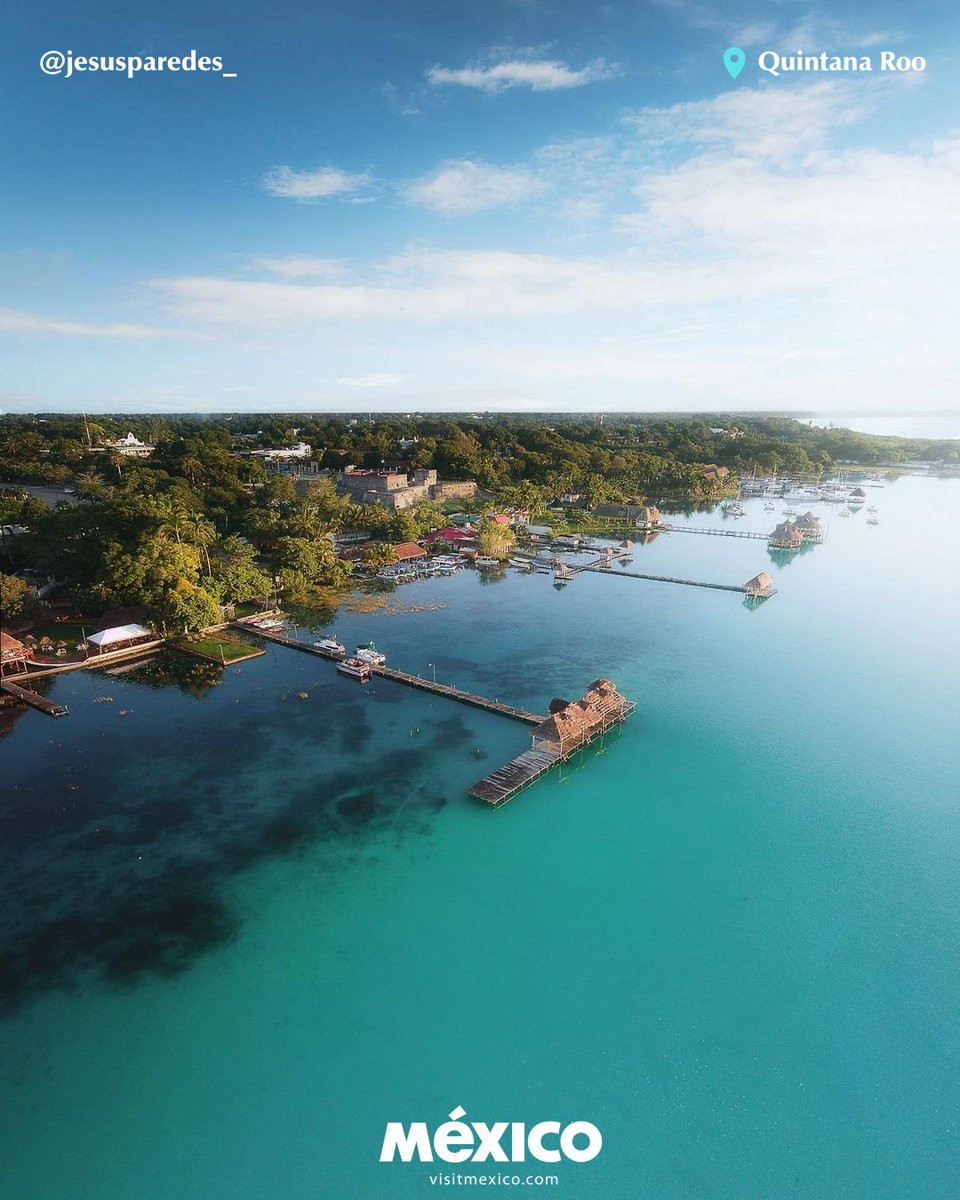 The most beautiful blues are in Bacalar and its seven-color lagoon 🌊. Have you seen such a beautiful place before 💫? 📸 @jesusparedes_ #VisitMéxico