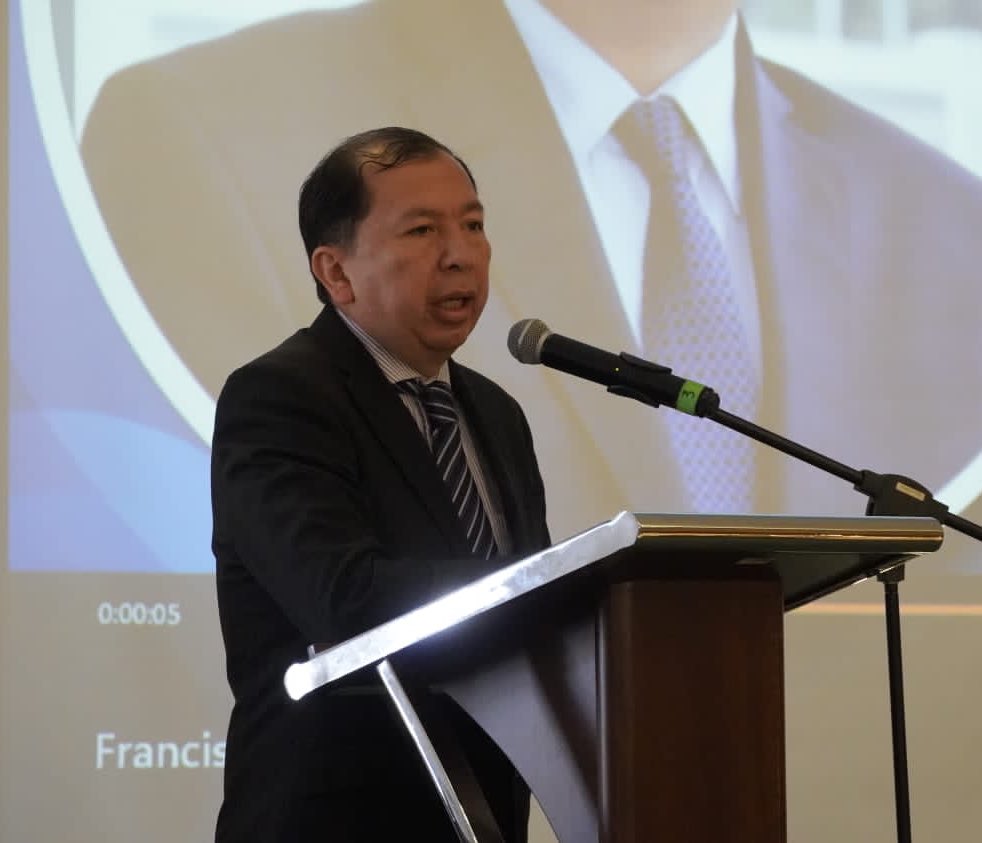 DAFP_COLOMBIA's tweet photo. En su intervención en el evento de lanzamiento de la #RevistaControlVisible, el director de Empleo Público del #DAFP, @facamargos, explicó cómo está compuesto el servicio público del país y enfatizó en la importancia de ver las buenas prácticas institucionales como algo sagrado. https://t.co/9WrLrZZwrL