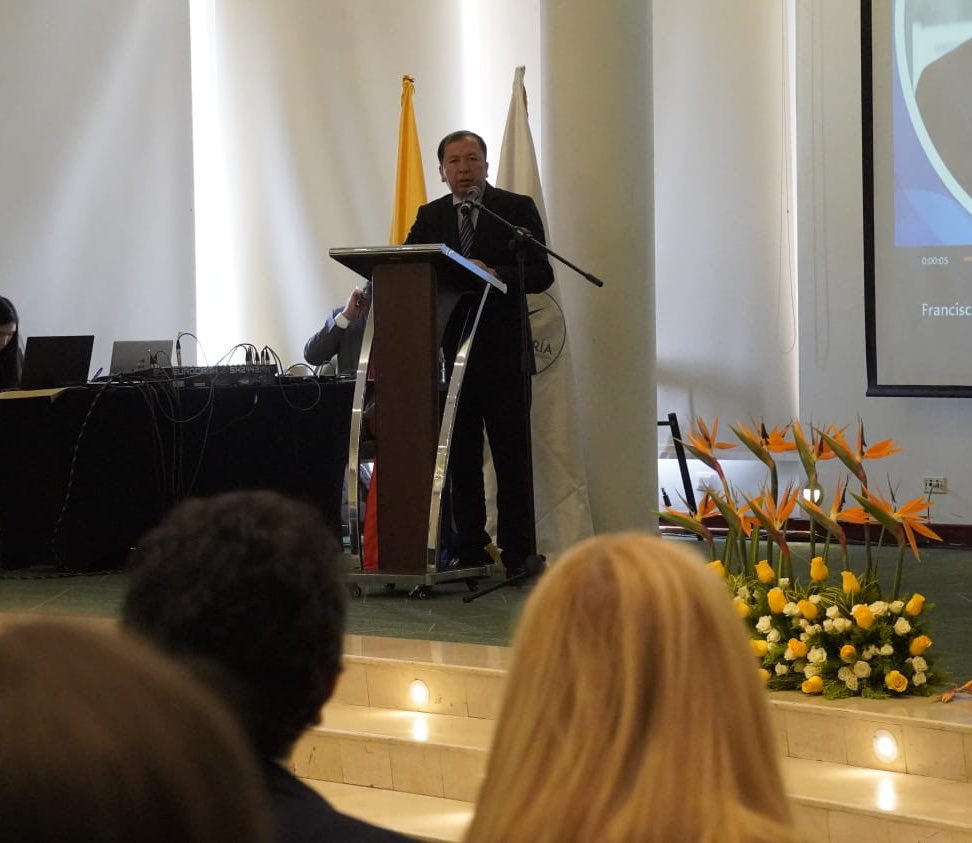 DAFP_COLOMBIA's tweet photo. En su intervención en el evento de lanzamiento de la #RevistaControlVisible, el director de Empleo Público del #DAFP, @facamargos, explicó cómo está compuesto el servicio público del país y enfatizó en la importancia de ver las buenas prácticas institucionales como algo sagrado. https://t.co/9WrLrZZwrL