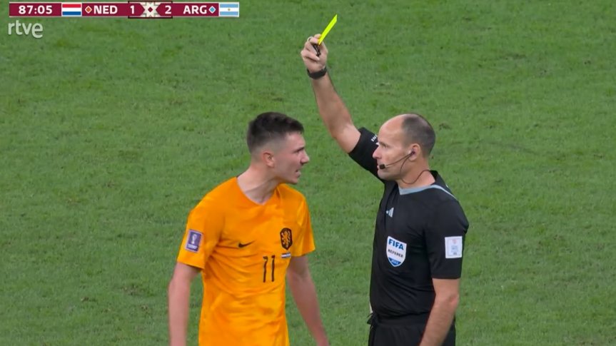 ✅ Amarilla perfecta en el min 87 para Berghuis por una falta sobre Messi

✅ Se encaró con Mateu como se ve en la foto, pero que nadie pida su expulsión, por favor, porque está fuera de toda lógica en este minuto de unos cuartos de final