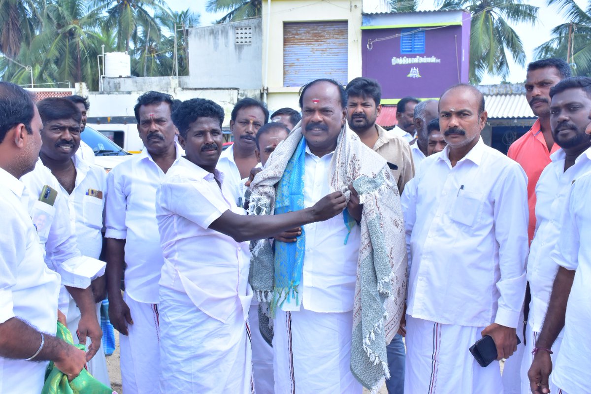 cookerkmsarava's tweet photo. கழகபோராளி வெள்ளைமன 
நாயகர் 
"துபாய்:" முருகன்
மாவட்டகழகசெயலாளர்
மாமா #G_முனியசாமி
முன்னாள் உணவுகிடங்கு வாரியதலைவர் முன்னாள் ஒன்றியபெரும்தலைவர்
அமைப்புசெயலாளர் அ��ர்களுக்கு பொண்ணாடை அனிவித்து வரவேற்றபோது.... https://t.co/qevskXza6J
