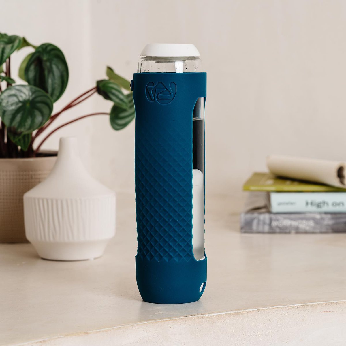 WeoWater's tweet photo. The #WeoBottle. Because nothing says 'I care about you' more than #gifting your loved ones a #smartbottle for the #holidays. Click the link for more benefits on having the worlds greatest water bottle at the palm of your hands. https://t.co/xy3KgBFWFr https://t.co/P50CeOlNkC