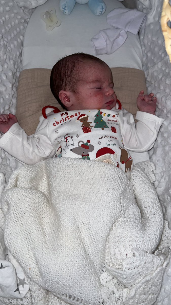 MeganL_29's tweet photo. Can’t believe our little baby is 3 weeks old already. ❤️ The quickest but best 3 weeks, so so excited for Noel’s 1st Christmas🥰 https://t.co/rzFTGx8tvn