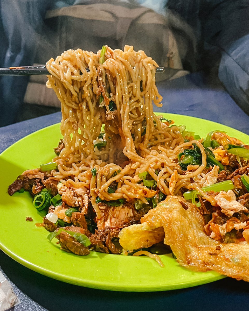 tumbarmericaa's tweet photo. Makan malam Mie Jakarta kesayangan seantero Gejayan! Memang penampakan warungnya sederhana, tp racikannya boleh banget diadu… *ceilehh* 😂 apalagi buat penggemar mie kecil2 ala yamie, homemade, kenyal-lembut! Topping generous, porsi jg kuli 📍Mie Jakarta Pak Acong, Gejayan, Yk https://t.co/cePTAPnnT7