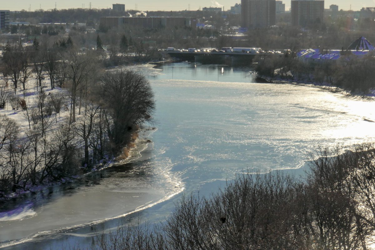 homewithlu's tweet photo. The Rideau River is freezing, and the westbound Queensway is a parking lot. Somethings don’t change. #ottcity #otttraffic #ottcommute https://t.co/OIQR2wFJN5