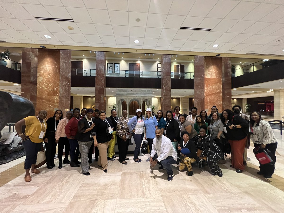 ShikeeFranklin's tweet photo. HRCAP Head Start Staff and Policy Council Parents &amp; Community Representatives are ready to learn and develop….all 29 of us!!! Thank you Dr. B for joining us for a Virginia pic! @drdebbergeron https://t.co/CAJ3iyXil0