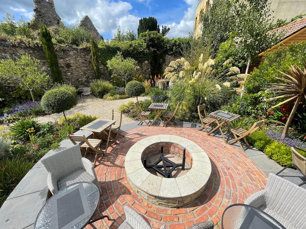 DamienKeane's tweet photo. Part of the wonderful Harpur eleven bistros alfresco garden in Wexford. One of our favourite projects to date. From over an over grown derelict site to a garden hideaway right in the centre of Wexford town.
@visitwexford @WexfordHour
#wexford #wexfordfood #keanespaces https://t.co/o47zEekGsf