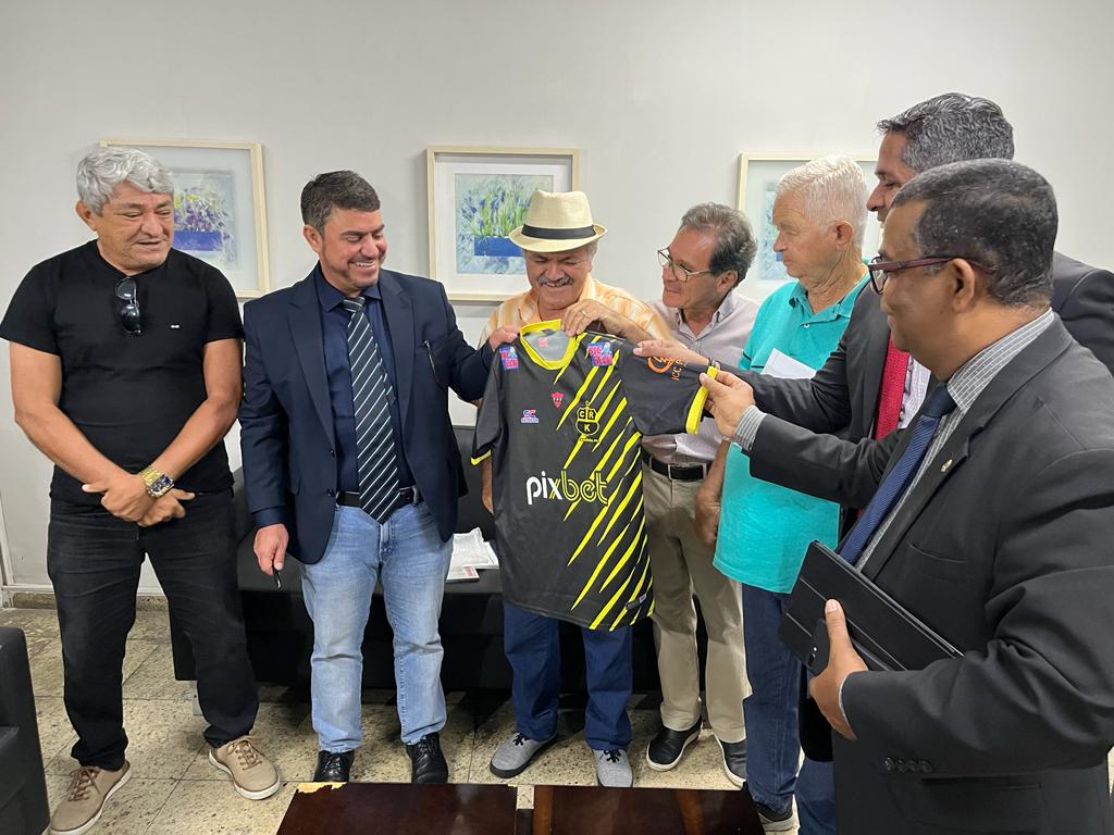 camarajp's tweet photo. A Associação dos Cronistas Esportivos da Paraíba (ACEP) homenageou @dinhodowsley por causa do incentivo ao #esporte pelo Legislativo. 🤝 #comenda #honraaomérito https://t.co/pMOEG64hs9