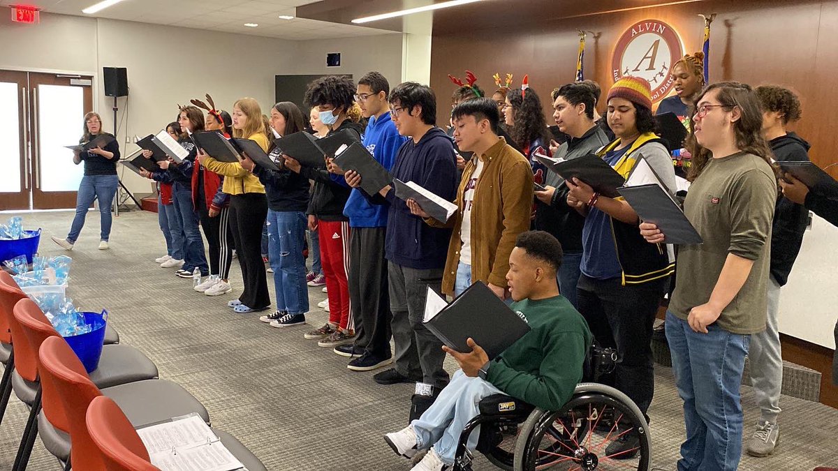 ManvelHSChoir's tweet photo. A-caroling we did go! Today, our maverick choir students brought carols and season’s greetings to our incredible, supportive administration in @AlvinISD and around the community! @ManvelHS @AISDFineArts #alvinisd #manvelhighschool #manvelchoir #caroling https://t.co/xUWY9rerJy