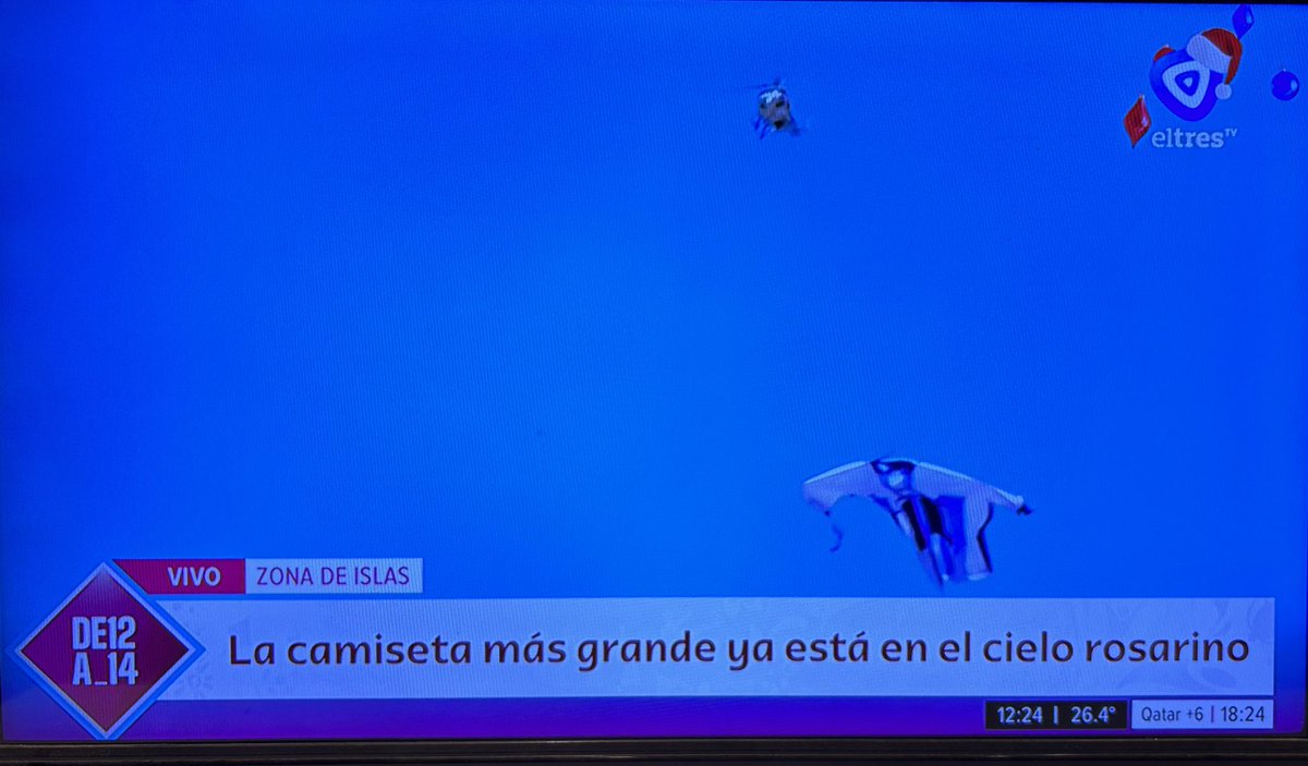 Demencia: está volando una remera bandera de 200 metros cuadrados por el cielo de Rosario. La lleva un helicóptero. #rosario #Messi