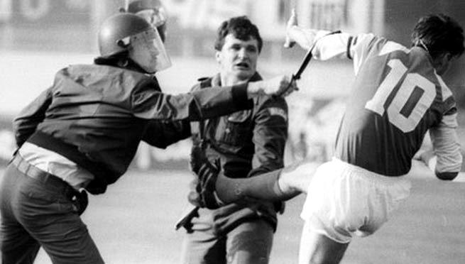 📸 Esta imagen histórica marcó un antes y un después en Croacia.

Gracias a ella (en parte), Modric y los suyos han podido llegar a semifinales de un Mundial.

🤝 El Dinamo Zagreb lo demuestra una vez más: fútbol y política van de la mano. Ahí va hilo🧵