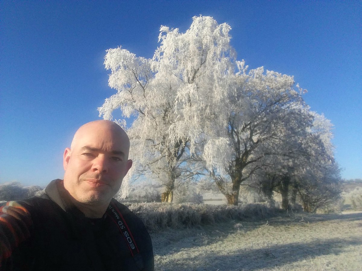 martinastro2005's tweet image. Absolutely stunning hoar frost formations outside Omagh today, 1cm-2cm thick, best winter scenes I've witnessed since 2010 without question. Here are a couple of phone snaps for now #hoarfrost #omagh #coldspell