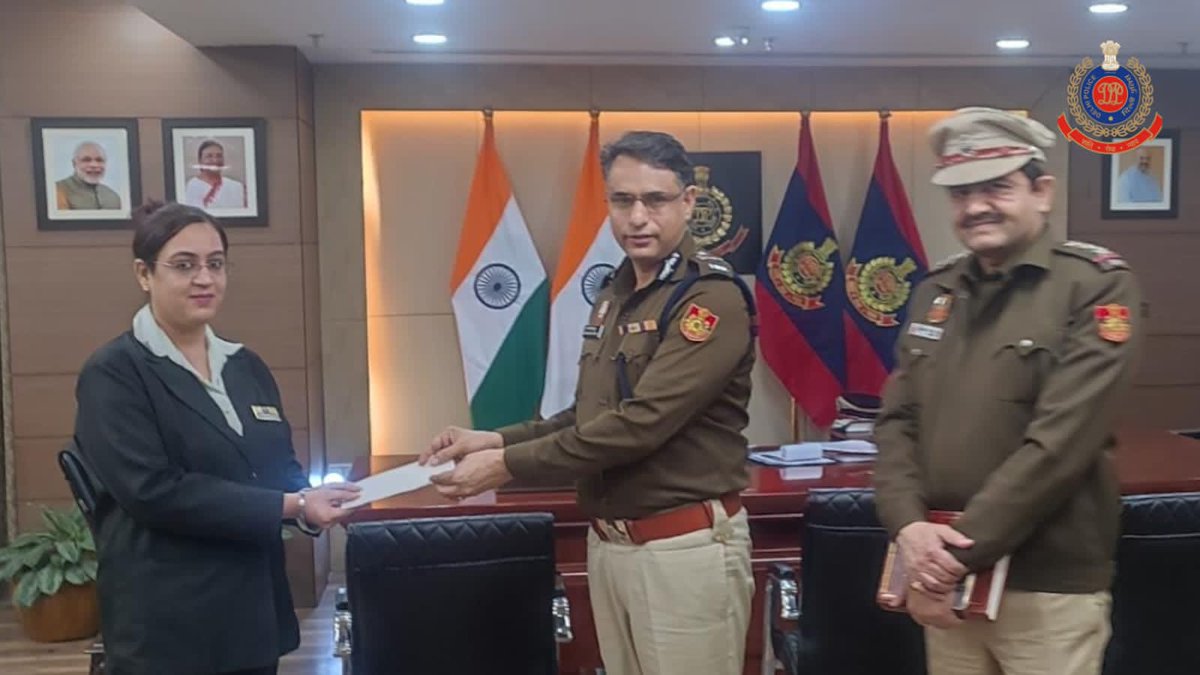 Spl. CP (Law &amp; Order), Zone -II @SagarHoodaIPS rewarded a brave samaritan Ms. Ruchi Gulyani (Civilian) for her fearless action and courage in following two snatchers and helping the Police to nab one of them. 2 snatched mobile phones recovered.

#DelhiPoliceUpdates
