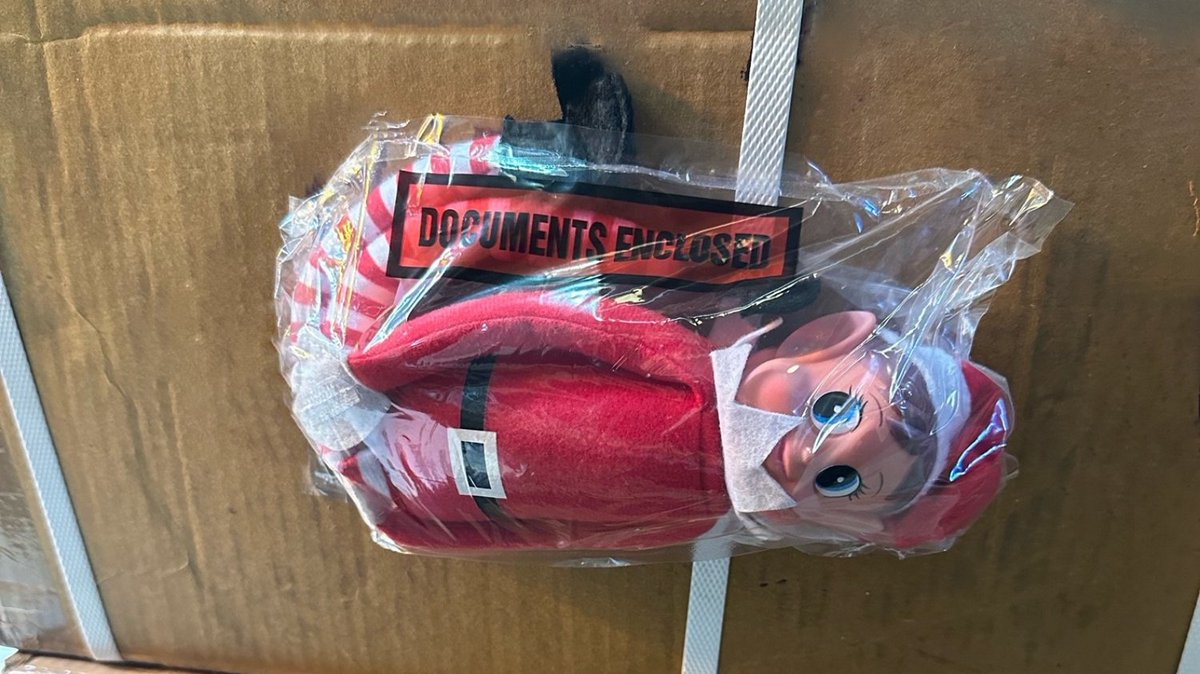 Chase_Hardware's tweet image. Elf is having fun sticking the delivery notes on the boxes today!

#ChaseHardware #Elf #ElfOnTheShelf #Christmas #CountdownToChristmas