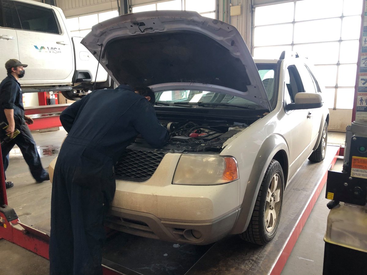 Our Service and Quick Lane teams are hard at work! Our techs are ready to service your vehicle with top-notch service and high-quality parts! 
Book your vehicle today!
💻lacombequicklane.ca
📱FordPass App
📞403-782-6811