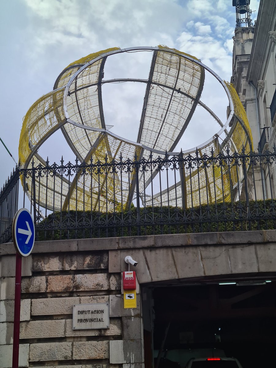 CondondeJaen's tweet photo. Aire de Jaén, definición gráfica.

El aire de #Jaén, es ese que coge un adorno navideño enorme, lo revolea, y lo revienta. https://t.co/qhQ0VLydEq