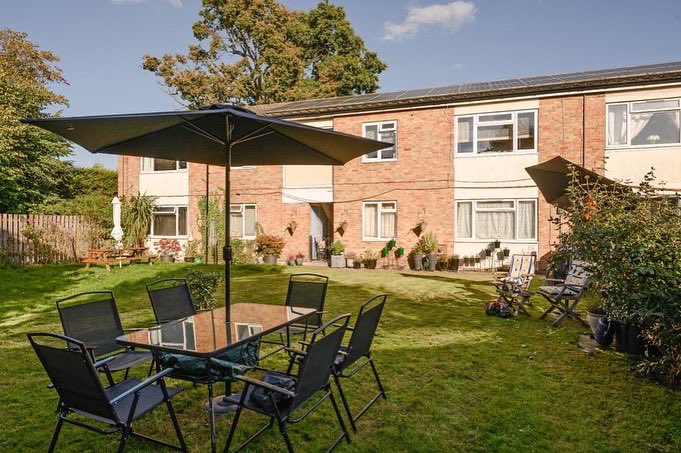 greenandparry's tweet photo. NO CHAIN! Opportunity, to purchase this well presented, spacious 2-bedroom first floor flat set upon communal grounds within a quiet development in the heart of Byfleet Village. Location is key being close to local Village shops and amenities and the local Village Primary school https://t.co/NHVK7PdlXR