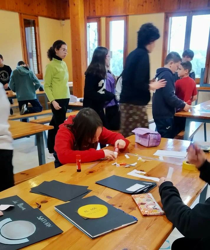 InsJaumeHuguet's tweet photo. 🪐🔭Els alumnes de 1r d'ESO que han anat a Àger han arribat la mar de bé a la casa de colònies; és molt acollidora i calentona. Fa fred, però no plou. Durant el matí han treballat les activitats (...) #SistemaSolar #ProjectesJH
#TreballPerProjectes
➡️https://t.co/t9mWSUGJZe https://t.co/tReIDwcWGJ