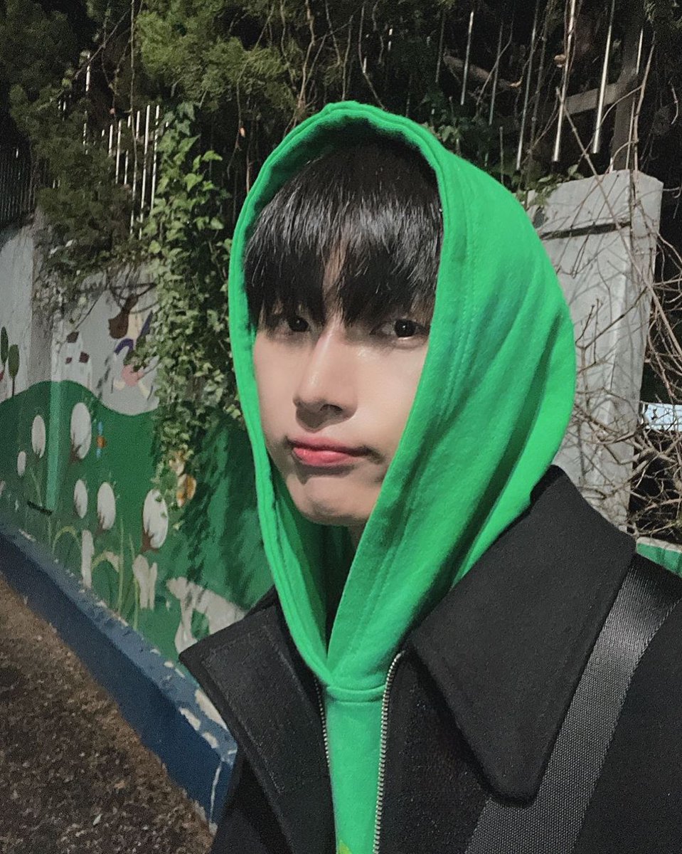 Omega_X_Spain's tweet photo. [#JAEHAN]

¿Cómo estáis todos? 
Nevó mucho hoy.
¡Así que todos tengan cuidado ahí fuera! 
Tengo muchas ganas de verte. 💚

#OMEGA_X #오메가엑스 #재한 #JAEHAN https://t.co/8ZKXiB3LJD