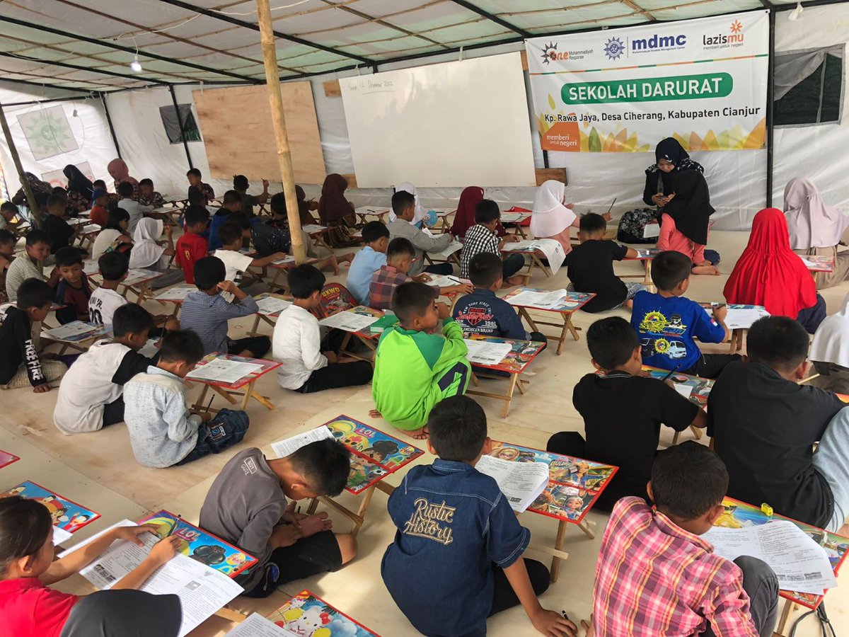 Sekolah Darurat yang diselenggarakan Relawan Muhammadiyah di Kampung Rawajaya, Desa Ciherang, Kab. Cianjur. 

Semoga tetap bersemangat belajar :)