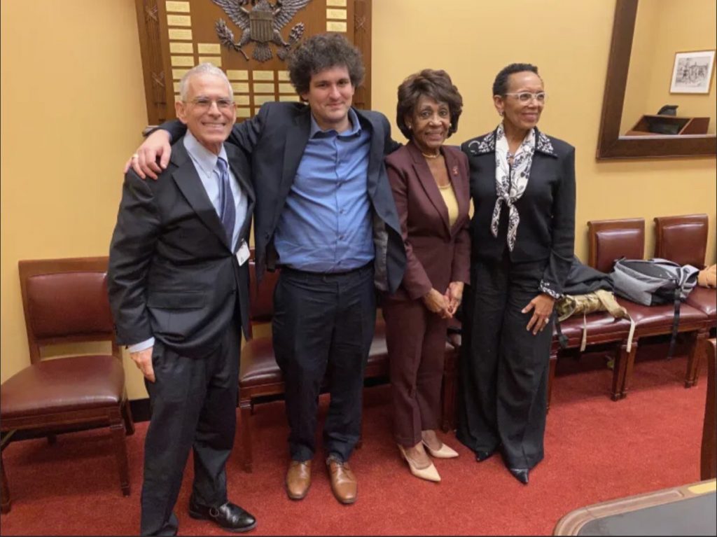 1/ The Committee Chairwoman Maxine Waters in "charge" of investigating the collapse of FTX visisted the Bahamas around 24 April 2022 to discuss crypto and posed with Sam Bankman-Fried &amp; his father Joseph Bankman. She even blowed a kiss at SBF (video below)
x.com/bennyjohnson/s…