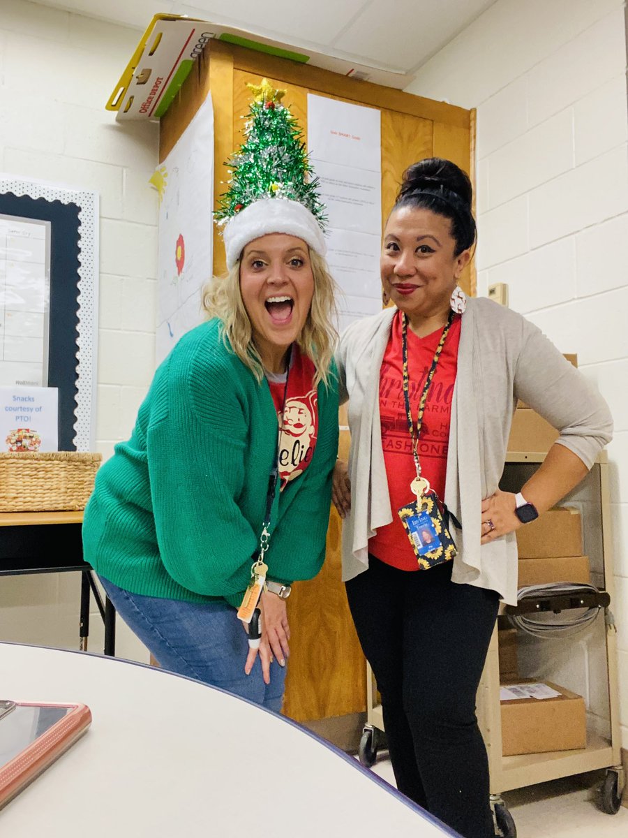 Rocking around the Christmas Tree-holiday karaoke today during lunch 🎤🎶🎄 #bobcatsbelieve <a href="/TravisMSBobcats/">Travis Bobcats</a>