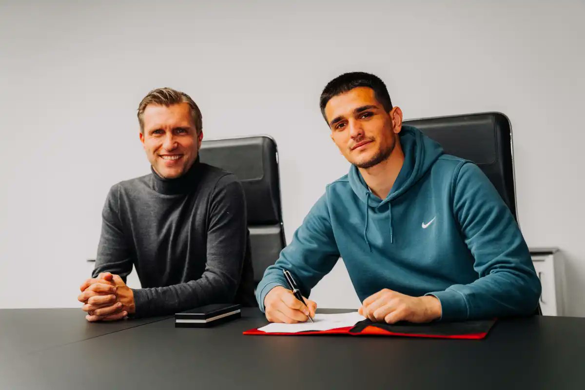 🚨🚨 | UFFICIALE 🇦🇱🛬🇩🇪

Simon Simoni ha firmato un contratto quinquennale con il @Eintracht, club di Bundesliga.

Uno dei più grandi trasferimenti degli ultimi anni in Albania.